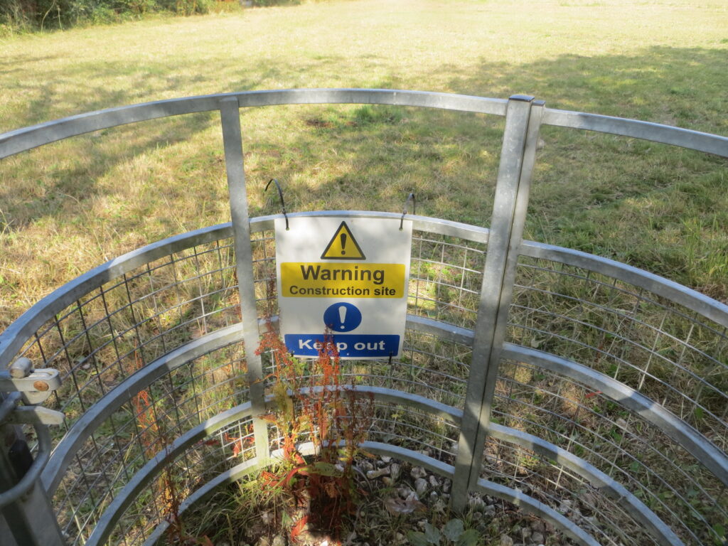photo of misleading sign for footpath 6 in Shinfield